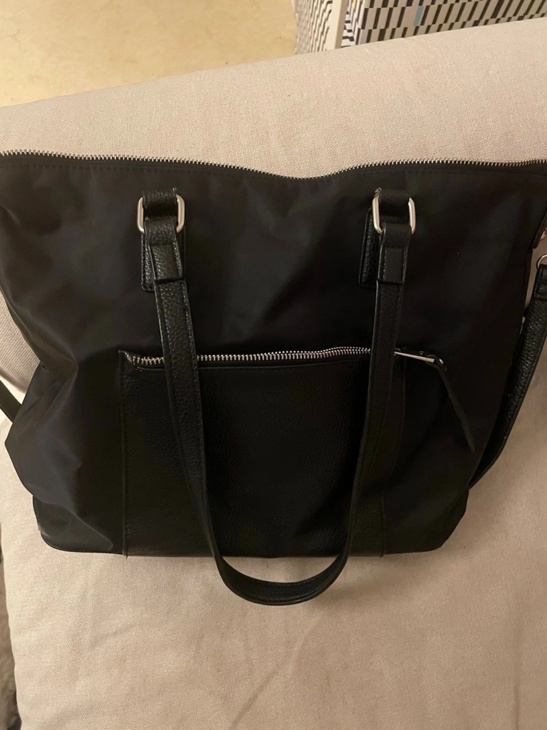 Svart axelväska med dragkedjor - 2