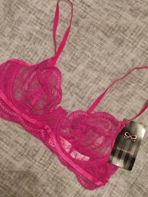 Rosa spetsbh Hunkehöller 75B - Rosa spetsbh med bygel från Hunkemöller i storlek 75B. Helt ny med prislapp kvar! Nypriset var 419kr. Bara legat i boxen sedan inköp då det tyvärr var fel modell för mig.
