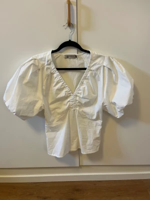 Vit puffärmad blus från Chelsea - Säljer en jättefin blus med puffiga ärmar från Chelsea i storlek S. 