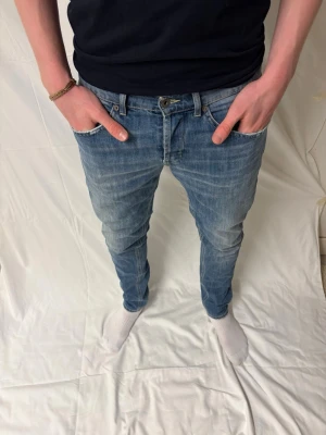 DONDUP GEORGE - Blåa dondup jeans (storlek 33). Nypris 4000 kr vårt pris 699! Om ni har några frågor kontakta oss!