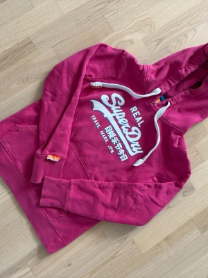 Superdry hoodie - Jätte fin superdry hoodie i storlek M. Den är helt utan skavanker och vid frågor om tröjan så är det bara att fråga😃💛