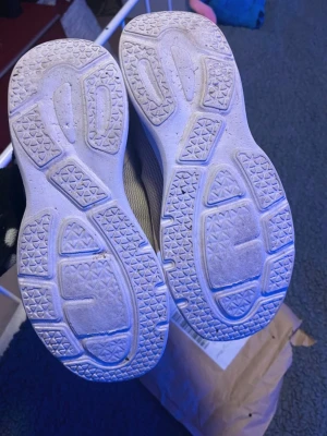 Grå mesh sneakers med snörning - Snygga grå sneakers med ovandel i mesh och klassisk snörning. Skorna har en vit, rejäl sula med tydligt mönster för bra grepp. Perfekta för dig som gillar en clean och sportig look. Lätta och bekväma att bära hela dagen. Änvända några få gånger 