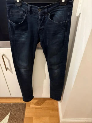Mörkblå slim fit jeans - Snygga mörkblå slim fit george dondup jeans.        Strl: 30x32 