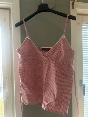Topp från Brandy Melville - Jättesöt topp från Brandy Melville 💕 Säljer den eftersom den inte kommit till så mycket användning, klippt upp den lite på båda sidorna, så därför priset💕