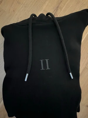 Les Deux Hoodie - Mycket bra skick. Storlek M sitter fint, färg Svart.