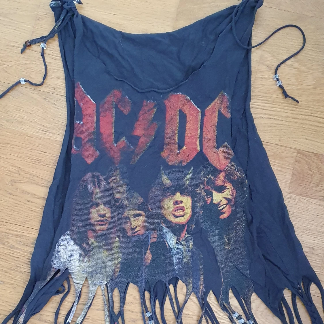 Svart AC/DC linnetopp med fransar