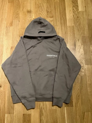 Essentials Hoodie, Storlek S - Helt ny Essentials hoodie för män, Aldrig använd helt ny och fräsch. Storlek S men passar även M. Väldigt skön och bekväm hoodie, rekommenderar starkt. En ny i butik kostar 1499 kronor.  Hör av er vid intresse/funderingar.   PRIS KAN DISKUTERAS!