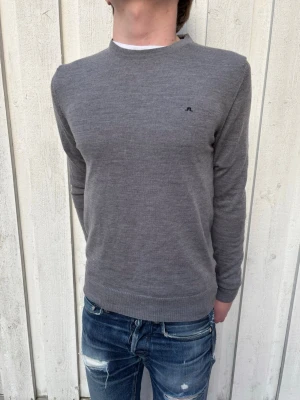J.Lindeberg Pullover - 100% Merinoull - En väldigt clean tröja i merinoull av märket J.Lindeberg! Modellen är 177 cm. Hör av dig vid frågor!