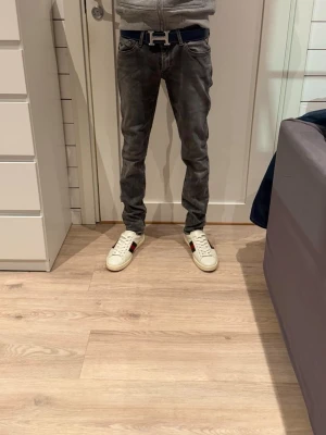 Grå replay anbass jeans - Säljer ett par gråa replay anbass jeans i storlek 29\32 i ny skick