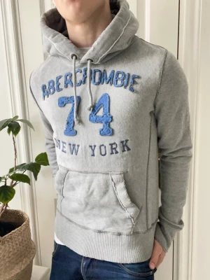 Abercrombie and fitch hoodie unik  - Abercrombie and fitch hoodie unik - sjukt najs med många fina detaljer. Har en washed / ripped look till alla element vilket gör den hur snygg som helst 🌟, Inga defekter! Modellen i bilderna är 180 cm 75 kg och bär Storlek S , Kom med frågor! 🌟 (Kan gå ned i pris vid köp av paket 😉) 