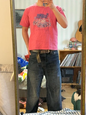 Rosa t-shirt Y2K - Cool rosa t-shirt med blått och vitt tryck på bröstet. passformen är loose.