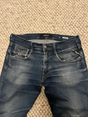 Replay Jeans - Replay Anbass jeans i mörkblå med slitningar. Materialet är stretchigt och är supersköna att använda. Skick 9/10, storlek: W31 L32