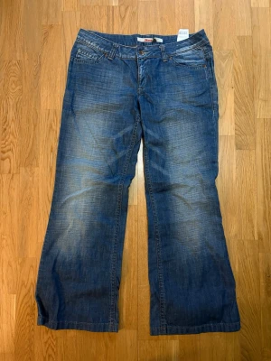 Blåa bootcut jeans från Only Jeans - Säljer ett par blåa bootcut jeans från Only Jeans. Låg midja. Fint skick, sparsamt använda. Storlek 33 / 32 