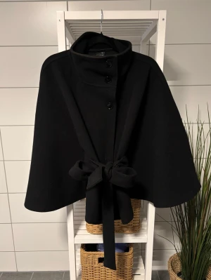 Kappa från Gina Tricot - Kappan har varit väl omhändertagen och är i mycket bra skick.