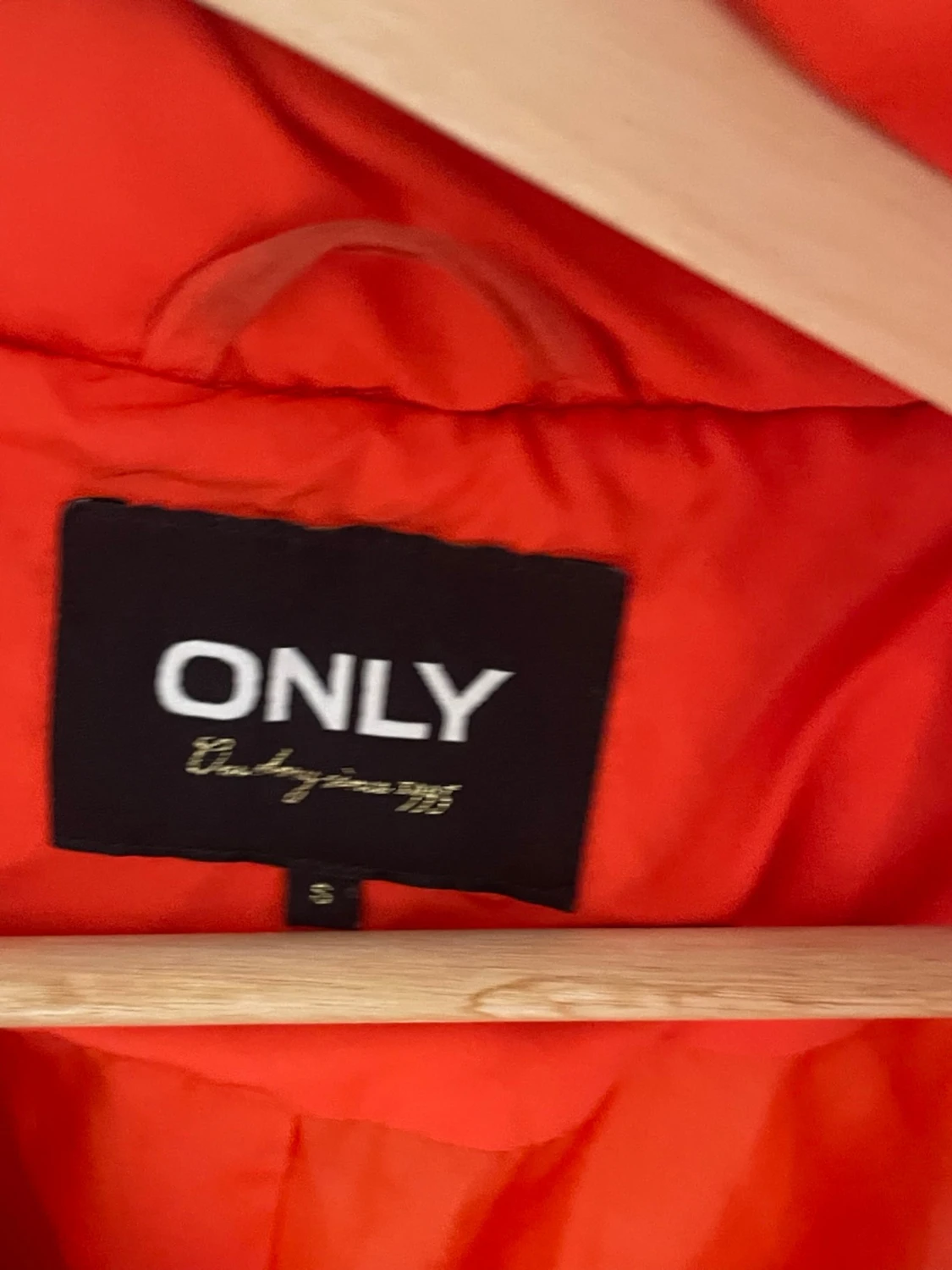 Röd pufferjacka från ONLY - 1