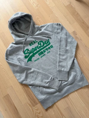 Superdry hoodie - Riktigt fet superdry hoodie i storlek M. Tröjan är helt utan skavanker och vid frågor om bilder eller liknande är det bara att fråga😃💛
