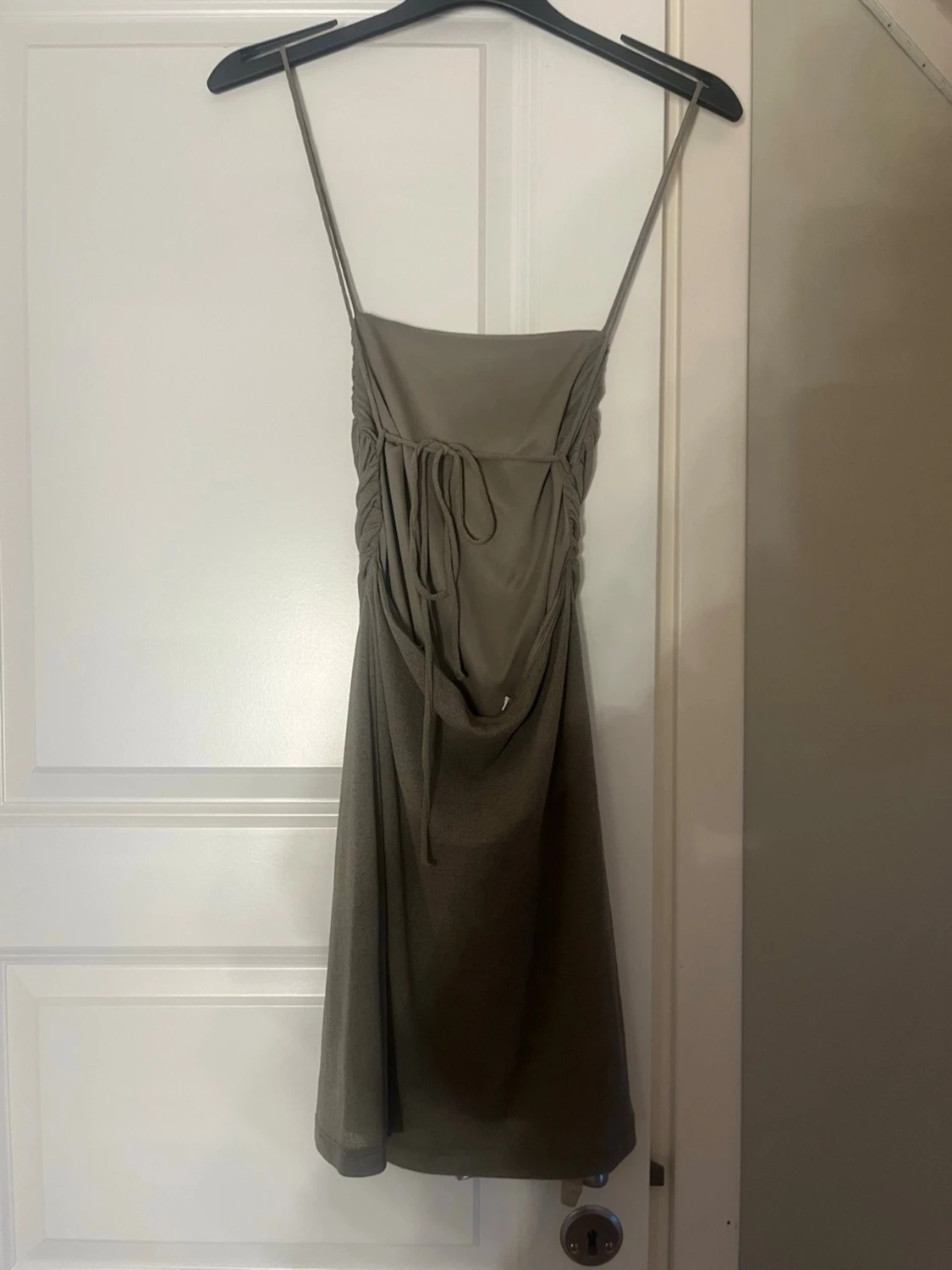 Grön kort klänning med snörning från Pull & Bear - 1