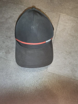 Hugo Boss keps - Jag säljer en väldigt fin och moderik Hugo Boss keps som jag har köpt från självaste hemsidan Hugo Boss