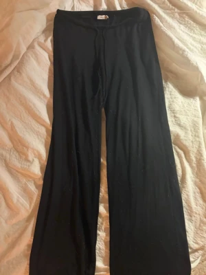 Svarta vida leggings - Svarta low waist mjukis byxor från Nelly. Använts en del! Hör av er vid frågor om pris eller annat!💗