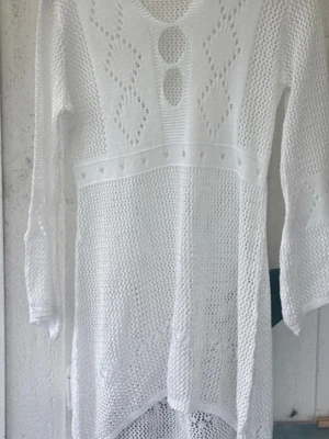 Vit stickad sommarklänning - Perfekt att ha till stranden🏖️💓 Genomskinlig så man får ha något under🤗 Normal i storleken🥰