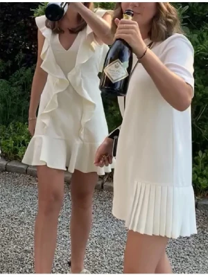 Vit klänning - Jättefin klänning🫶🏻, inga defekter, lånade bilder, skriv om frågor🫶🏻