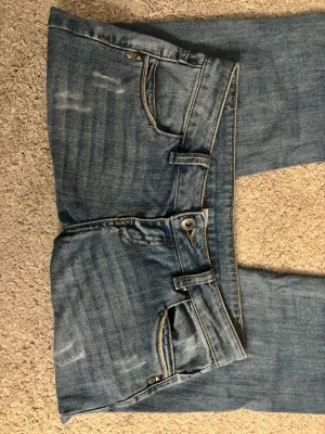 Jeans - Säljer dessa as snygga jeans, köpte av min kompis men de var för små💗 se bild för vilket märke, skriv om ni har några frågor eller funderingar🫰🏻priset kan diskuteras vid snabbt köp!!