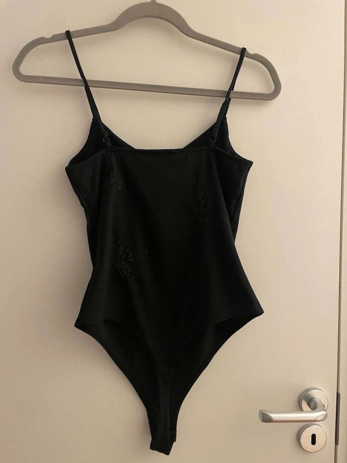 Svart body med tunna axelband - 1