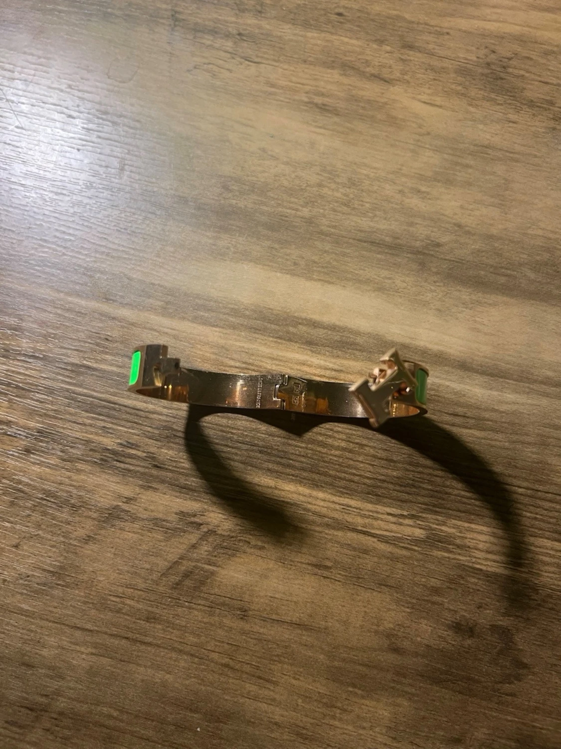 Grönt H-armband i metall - 1