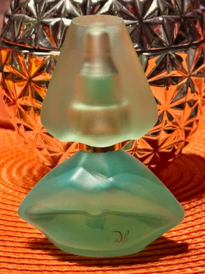Salvador Dali turkos parfymflaska - Edt parfym Laguna från Salvador Dali. Ca 85% kvar i en 30ml flaska. För mängd se bild. 