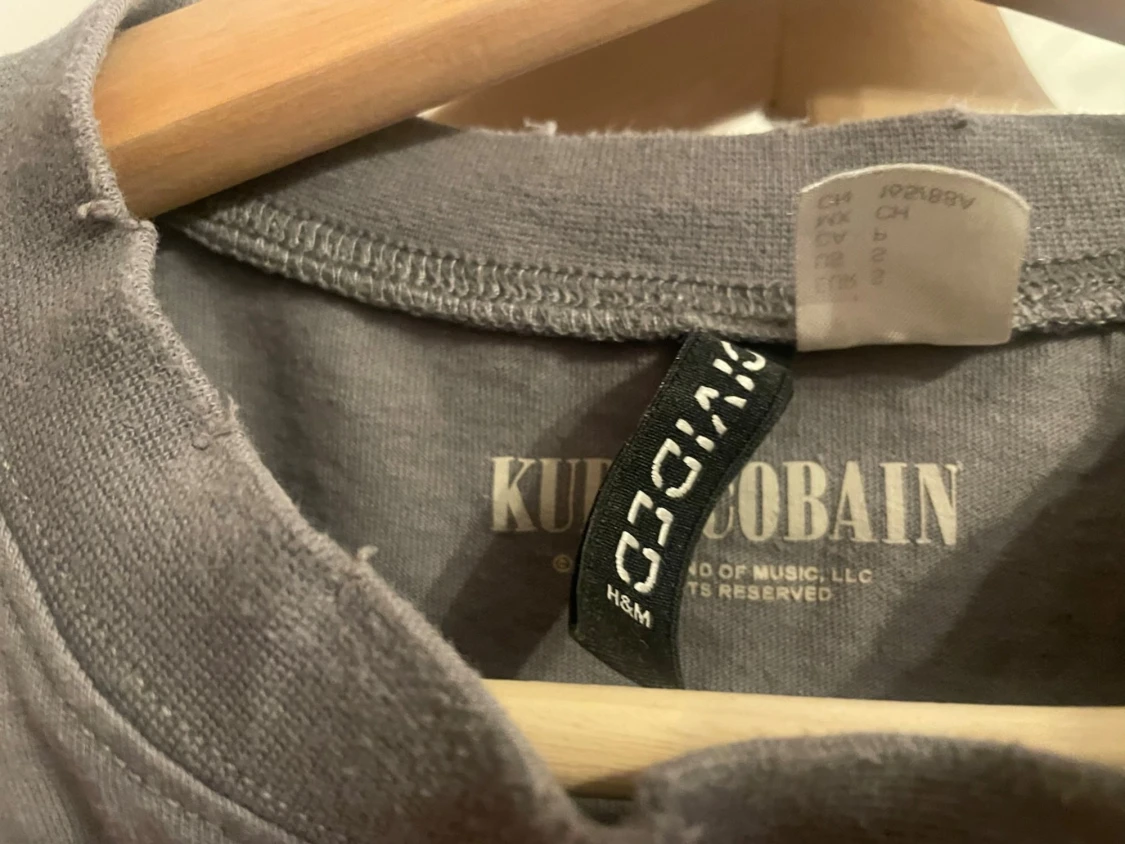 Grå t-shirt med kurt cobain tryck - 2