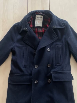 Skepparkavaj plectrum - Tjena! Säljer nu min riktigt feta jacka från plectrum. Den är i fint skick och helt perfekt inför vintern/våren. Jag säljer den då jag inte använder den och måste tömma min garderob. Jackan är i storlek S. Hör av er vid närmsta fundering! 