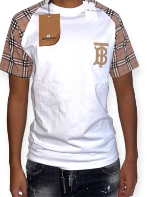 Burberry T-shirt- Vit- Storlek S - Helt ny. Fin replika med hög kvalitet. Modellen är 175cm lång. EU|S. Pris: 949kr. Först till kvarn. Skickas direkt inom 24h