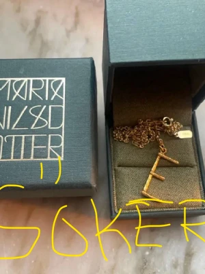 Söker E wonky letter  - Söker detta bokstavshalsbandet från Maria Nilsdotter i guld, helst längd 50 men spelar ingen roll🙏🙏 kan betala bra!!
