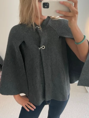 Poncho/ cape  - Super fin poncho/ cape från Zara, aldrig använd med lappen kvar 