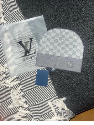 Hm mössa - En hel hm mössa. Finns 14st av dessa i bara grå. Allt i nytt skick.