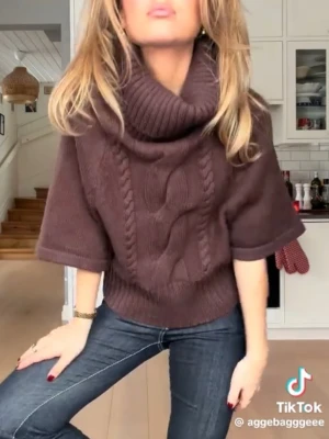 Stickad polo tröja  - Stickad polo tröja med trekvartsärmar. Den är från Cider, ny och har prislapp kvar💕