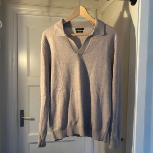 Massimo Dutti kaschmir polotröja  - Säljer en stilren beige Massimo Dutti polotröja med klassisk krage och v-ringning | Ull och kaschmir blandning | Skick: 9/10 | Storlek: M | Skriv om minsta funderingar | 
