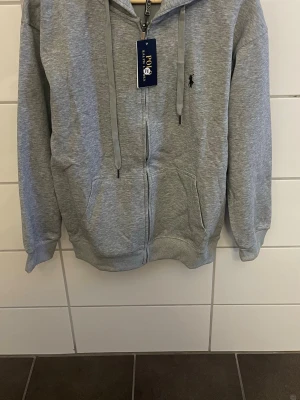 Ralph lauren zip hoodie  - Splitter ny. Strl M. Skick 10/10 Skriv om ni har minsta lilla fundering🤔  Mvh // ceasar