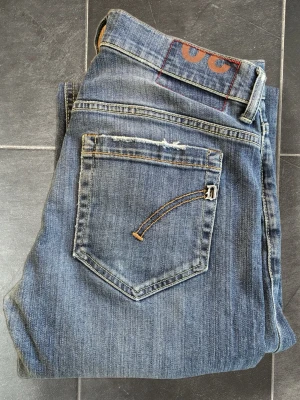 Dondup George - Dondup Jeans, perfekt inför våren! Storlek 30 men sitter kortare än vanligt. Kom me frågor om due usäker‼️Inga skador elr deflekter. 💯Midja-38,5cm Längd-71cm‼️‼️