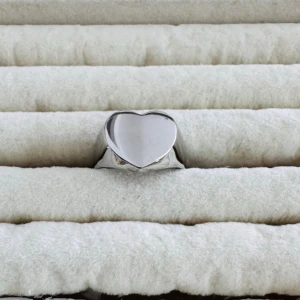 3 för 2  - Säljer tre snygga silverfärgade ringar. Den ena har en blank hjärtformad front och den andra är dekorerad med gnistrande stenar i form av vingar. Perfekta accessoarer för dig som gillar unika detaljer och vill sticka ut.