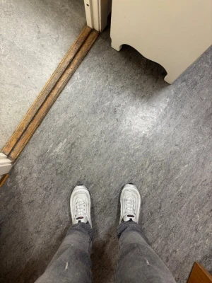 Nike Air Max 97 Silver Bullet - Säljer dessa skor som är använda 1 gång riktig fräscha och snygga är de. Storlek 43 men passar 42. De ligger på 2800kr mitt pris 599kr nästan helt oanvänd 