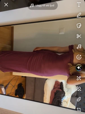 Lång vinröd klänning med drapering - Lappen kvar, storlek 38, vill bli av med fort så pris kan diskuteras 