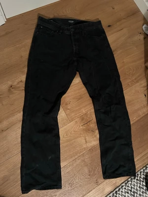Svarta Jack and Jones jeans  - Ett par svarta jeans från Jack and Jones i modellen relaxed/chris. Jeansen är i väldigt fint skick.
