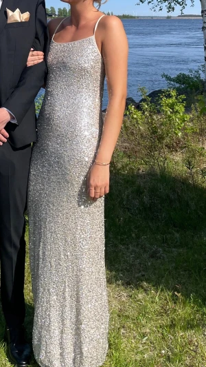 Glittrig balklänning - Säljer min älskade balklänning som jag använde på min studentbal. Färgen är i champagne färgen och är verkligen super fin och i mycket bra skick☺️
