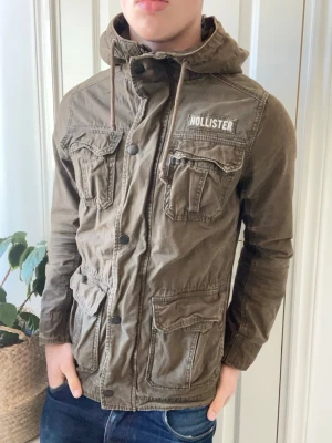 Hollister fieldjacket  - Hollister fieldjacket med Luva. Inga defekter! Modellen i bilderna är 180 cm 75 kg och bär Storlek S , Kom med frågor! 🌟 (Kan gå ned i pris vid köp av paket 😉) 