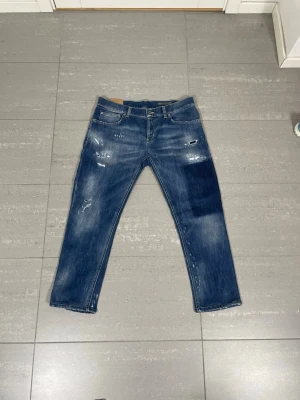 Dondup Jeans  - Säljer nu dessa Dondup Jeans med snygg tvätt och slitningar i populär design, skriv för fler bilder/frågor🙌🏼