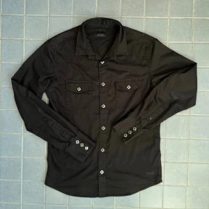 Tiger of sweden skjorta - Tiger of sweden skjorta i fet western/americana stil med fyrkantiga knappar, som ser ut som mosaik. Size M och felfri (sällsynt) perfekt för student ioch fester 