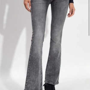 Grå bootcut jeans med utsvängda ben - Snygga grå jeans med bootcut-modell. Fint skick utan defekter! Storlek 26/32 