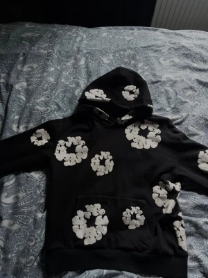 Denim tears hoodie - Denim tears hoodie i svart i mycket bra skick .storlek s