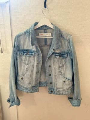 Ljusblå jeansjacka från Kappahl - Ljusblå jeansjacka med snygg tvätt. ❣️